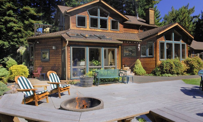 Trinidad House | Raven Ridge Retreat - Redwoods, Hot Tub & Firepit!