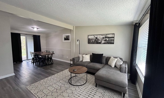 Arlington House | Rayben Residence - Centrally Located
