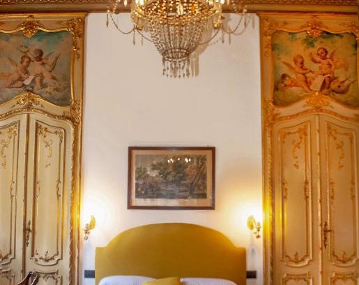 Historic Centre Apartment | Re Umberto Suite