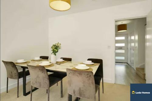 Reading Apartment | Reading 3 Bedroom Close to all Amenities w/Parking