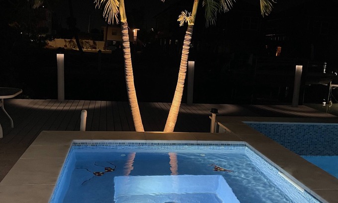 Fort Myers Beach House | Ready to enjoy a warm paradise this winter? Enjoy a private pool and Tiki Bar!