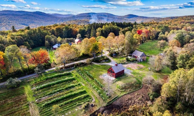 Barnard House | Real Farm! Hot Tub - The Barn at Winterfound Farm