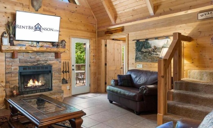 Branson Cedars Cabin | Real Log Cabin-HotTub, Loft, Near Big Cedar, Dog Friendly, Free Daily Attractions Tickets!