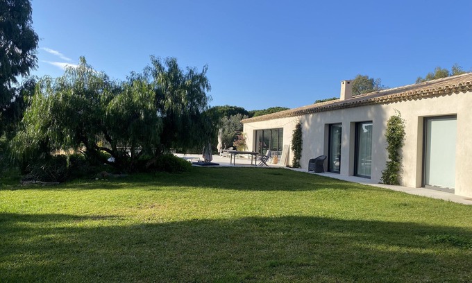 Ramatuelle Villa | Recent single-storey villa with sea view close to La Réserve hotel