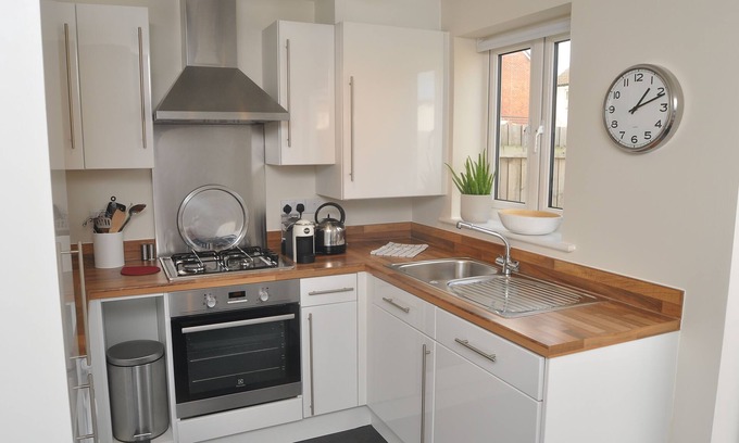 Taunton House | Recently refurbed 2bd house with garden & parking