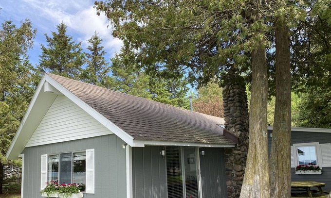 Mullett Lake Cottage | *RECENTLY REMODELED* Lakefront Cottage - Mullett Lake