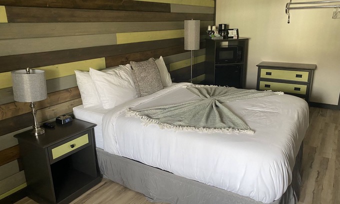 Davenport Apartment | Recently Restored Old Motel Over Looking Lake Roosevelt