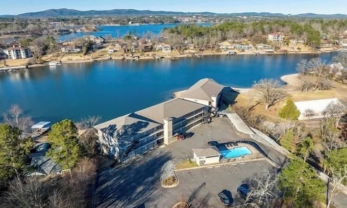 Lake Hamilton Condo | Recharge with a Lake Break!