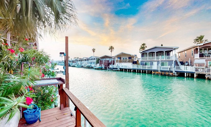 Port Isabel Cottage | Recreational Waterfront island home with a grill & W/D - pool, golf, and gym