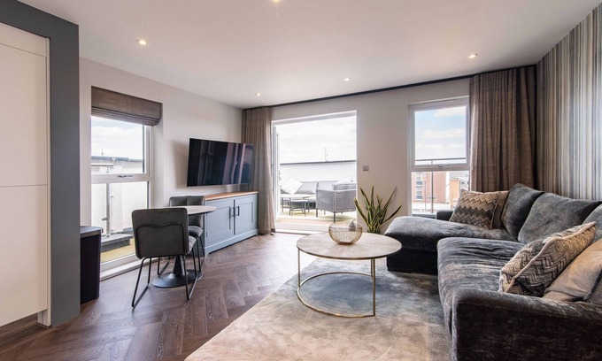 West Bridgford Apartment | Rectory Road - Luxurious 1bedroom flat with balcony complete with seating.