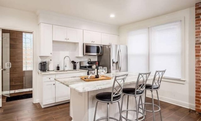 Merion Village Apartment | Red Brick Getaway - Columbus