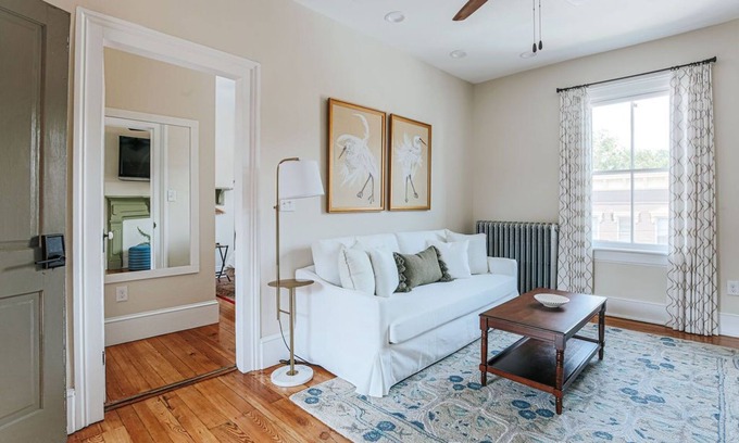Staunton Apartment | Red Bud Suite: Luxury Private Room Downtown