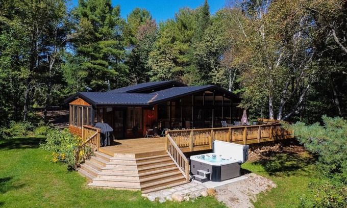 Minden Hills Ski Chalet | Red Cedar Chalet on Brady Laken(Sauna and hot tub)