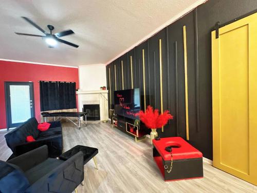 Killeen House | Red Chamber Tx King Spa & Couples Retreat