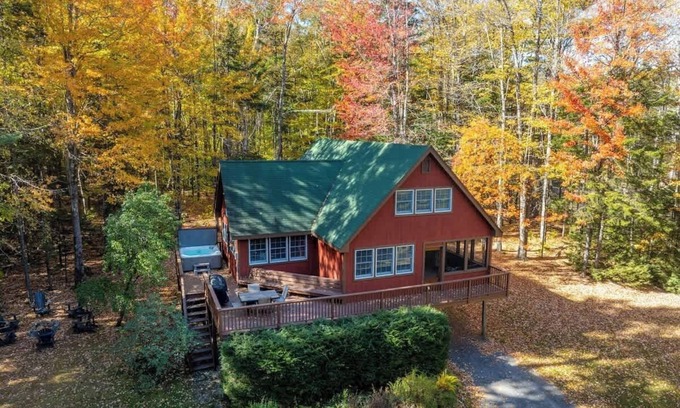 Wardsboro House | Red Hemlock Retreat | Hot Tub & Close To Mountains