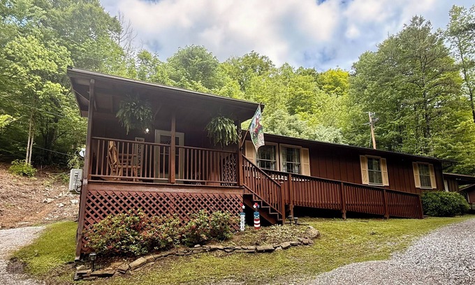 Sassafras House | Red Oak- Charming 3-bedroom Cottage with AC, WiFi in quaint Sassafras/Red Oak.