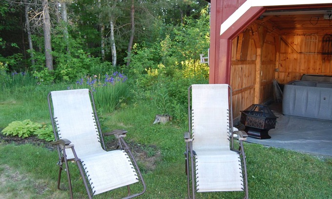 Twin Mountain Cottage | Red Retreat at Mt. Washington with NEW 4 person Jacuzzi