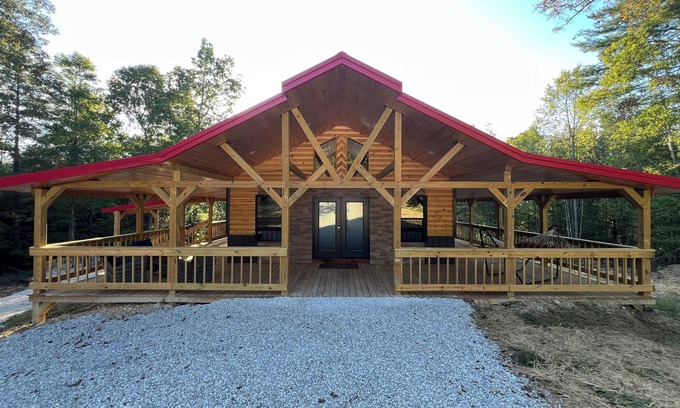 Campton Cabin | Red River Gorge, Wi-Fi, hot tub, fire pit, Natural Bridge, cabin, and private.