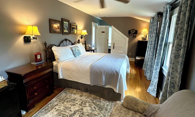 Black Mountain Bed & Breakfast | Red Rocker Inn