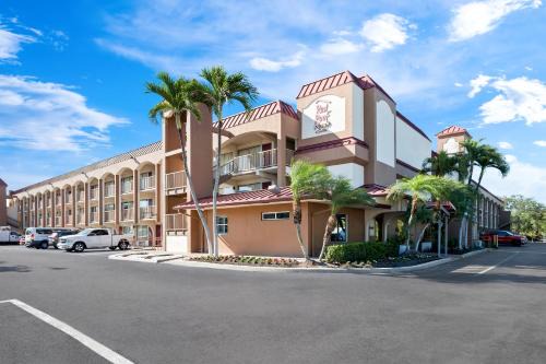 East Naples Hotel | Red Roof Inn PLUS+ & Suites Naples Downtown-5th Ave S