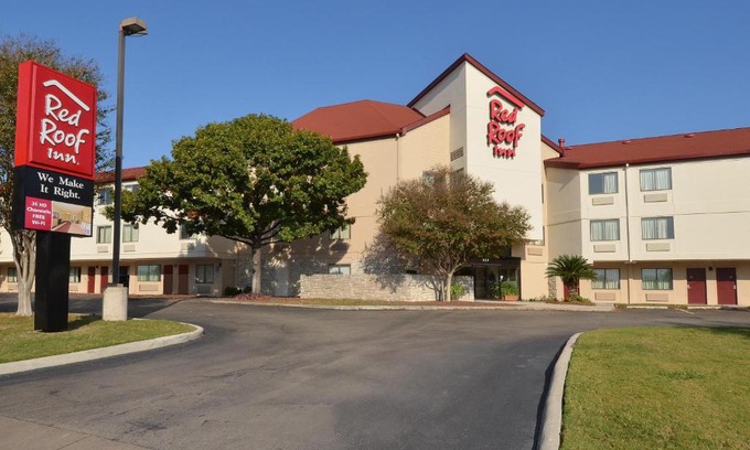 North San Antonio - SAT Hotel | Red Roof Inn San Antonio Airport