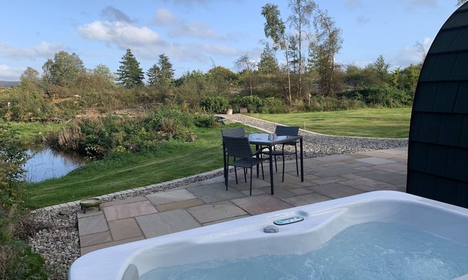 Oban Cabin | Red Squirrel Pod with Hot Tub - perfect for relaxing in countryside near Oban