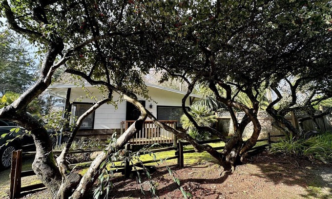 Crescent City Cottage | Redwood Trails & Ocean Access 5 Mins Away