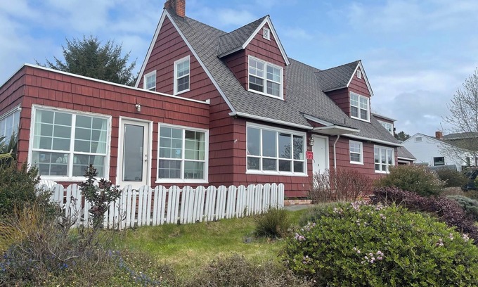 Trinidad Bed & Breakfast | Redwoods Room - Spacious Elegance at The Lookout at Trinidad Bay