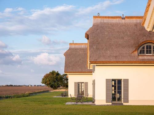 Kreptitz House | Reetland am Meer - Premium Reetdachvilla mit 2 Schlafzimmern, Sauna und Kamin E11