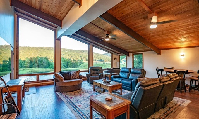 Timberline House | Reflections - 128 Lakeview Road