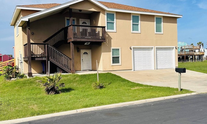Port Aransas House | Refreshing 4 Bedroom Beach Apartment. 5 minute walk to Beach. STRP #2024-017250