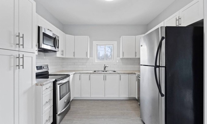 Niagara Falls House | Refreshing 4BD 2BA Home by Falls with a Hot Tub!