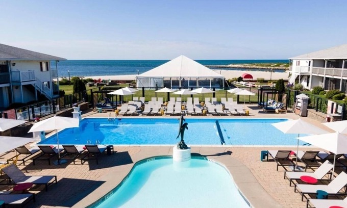 South Yarmouth Hotel | Refreshing Retreat: 2 Queens, Red Jacket, Pool Views, Close to Pier