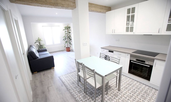 Logrono City Centre Apartment | REFURBISHED CENTRAL APARTMENT, GARAGE AND WIFI.