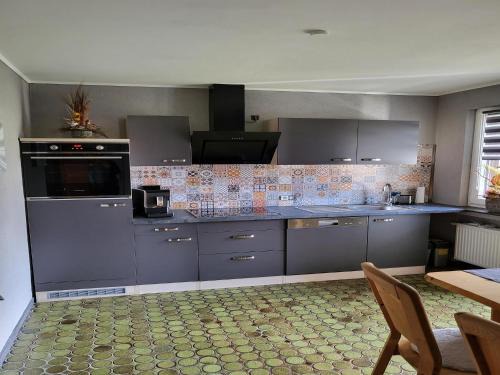 Pracht Apartment | Regal Apartment in Pracht with Garden and Grill, cleaning included