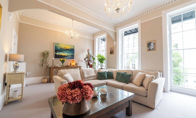 Cheltenham House | Regency Grandeur in Cheltenham sleeps 15