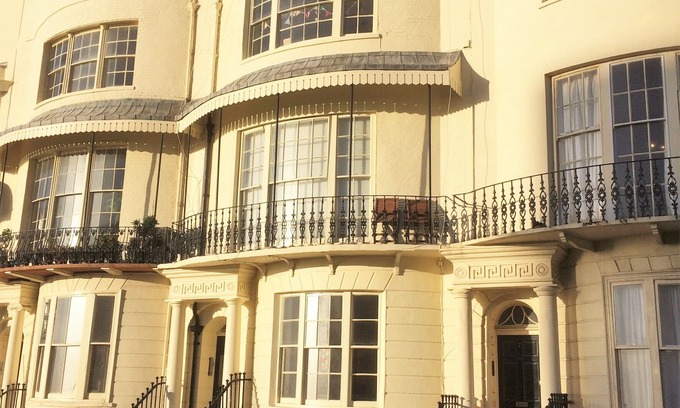 Brighton City Centre Apartment | Regency Retreat - Stylish Apartment with sea views and balcony. Great Location.