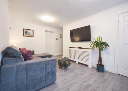 Manchester House | Regent House - Holiday Home With Free Parking - 5 Minutes Drive to Coop Live Arena, Etihad Stadium & Manchester City Centre