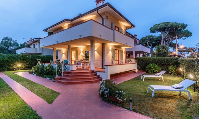 Marina di Pietrasanta Villa | Regina Beach, Luxury 3 bedrooms Villa by the Beach in Marina di Pietrasanta
