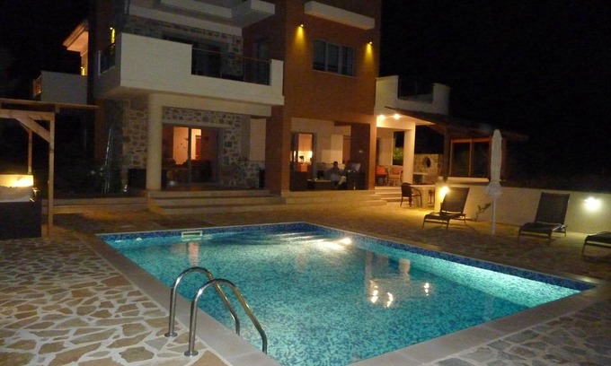 Makry Gialos Villa | Rejuvenate family & friends at Stunning Villa Estia - close to beach & tavernas.