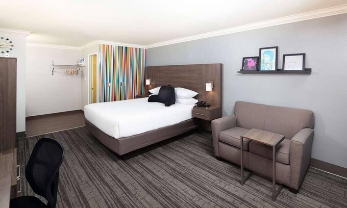 Temecula Hotel | Relax and Unwind in Signature Temecula! Free Parking, Pool, Near Garage Brewing