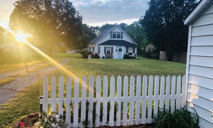 Coinjock House | Relax at this beautiful Historic Intracoastal Waterlily Cottage + Game Room