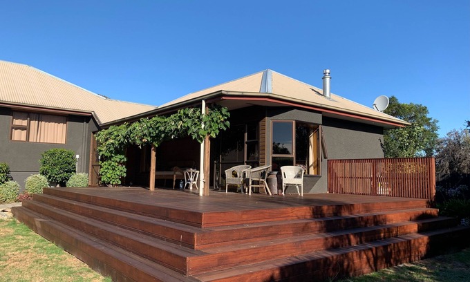Wanaka Cottage | Relax at Wanaka - Wanaka Holiday Home With Wifi