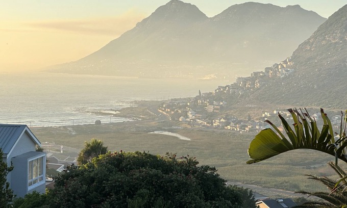 Fish Hoek Cabin | Relax in our stunning mountainside wood cabin minutes from the beach!