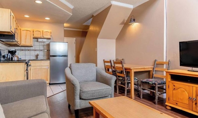 Steamboat Springs Apartment | Relax in the Hot Tub & Sauna at this Scenic Studio w/Shuttle Service! Parking