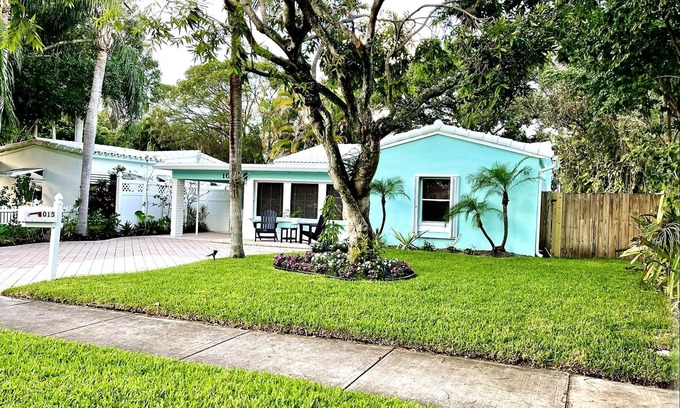 Croissant Park House | Relax or workout in this amazing backyard! Walk to YOT & LMC