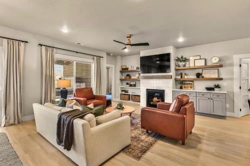 Meridian House | Relax Play Mineral Hot Tub, Arcade, Fire Pit Fun
