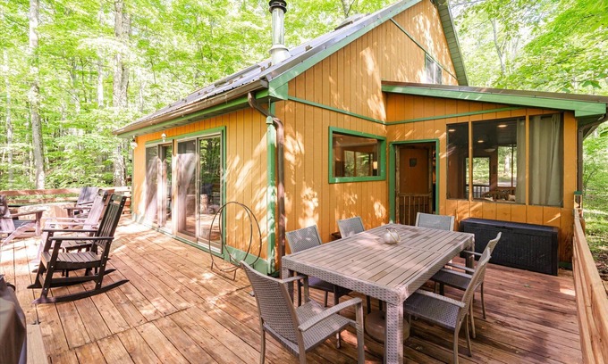 Berkeley Springs Cabin | Relax + Recharge Secluded WV Cabin Stay Hot Tub Fire Pit
