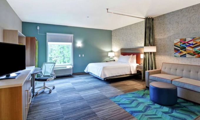 Daytona Beach House | Relax & Rejuvenate In Our Spacious Accommodations! w/ Full Kitchen, Onsite Pool!