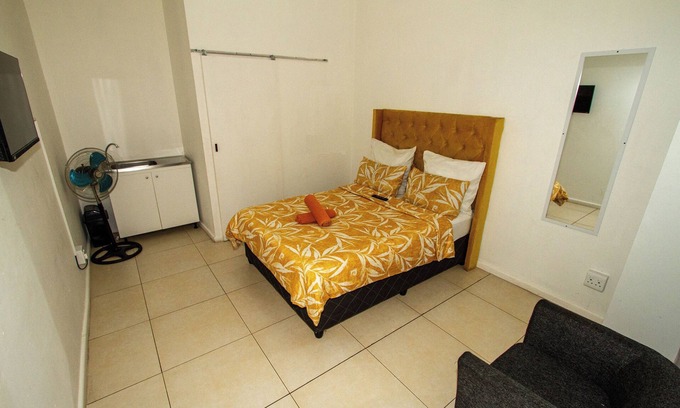 Cape Town Cabin | Relax & Unwind at LodgeOn91 !